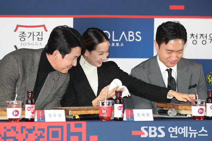 [Throwback] Jung Woosung, Cho Yeo-jeong, and Jo Woo Jin Amazed by Handprints at 'Blue Dragon Film Awards' Event