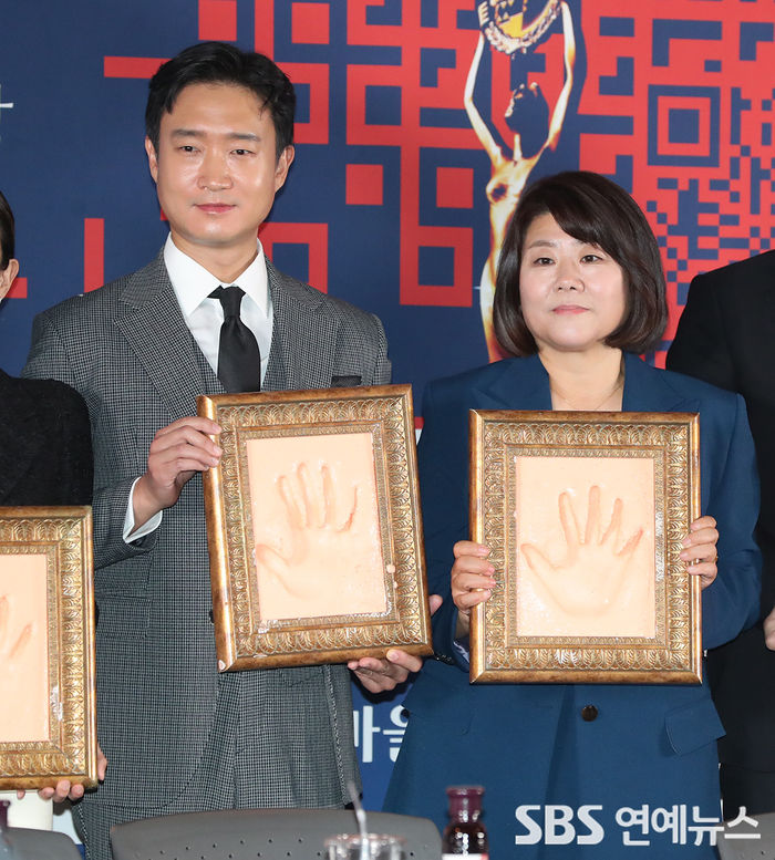 [Throwback] Jo Woo Jin and Lee Jung-eun at Handprinting Event for '41st Blue Dragon Film Awards'