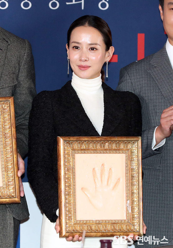 [Throwback] Cho Yeo-jeong at the '41st Blue Dragon Film Awards' Handprinting Event