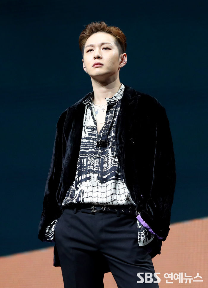 [Throwback] BTOB 4U's Lee Chang-sub Strikes a Chic Pose at 'INSIDE' Showcase