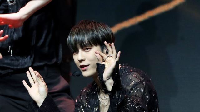 [Throwback] BTOB 4U's Minhyuk Flaunts Flawless Visuals at 'INSIDE' Showcase