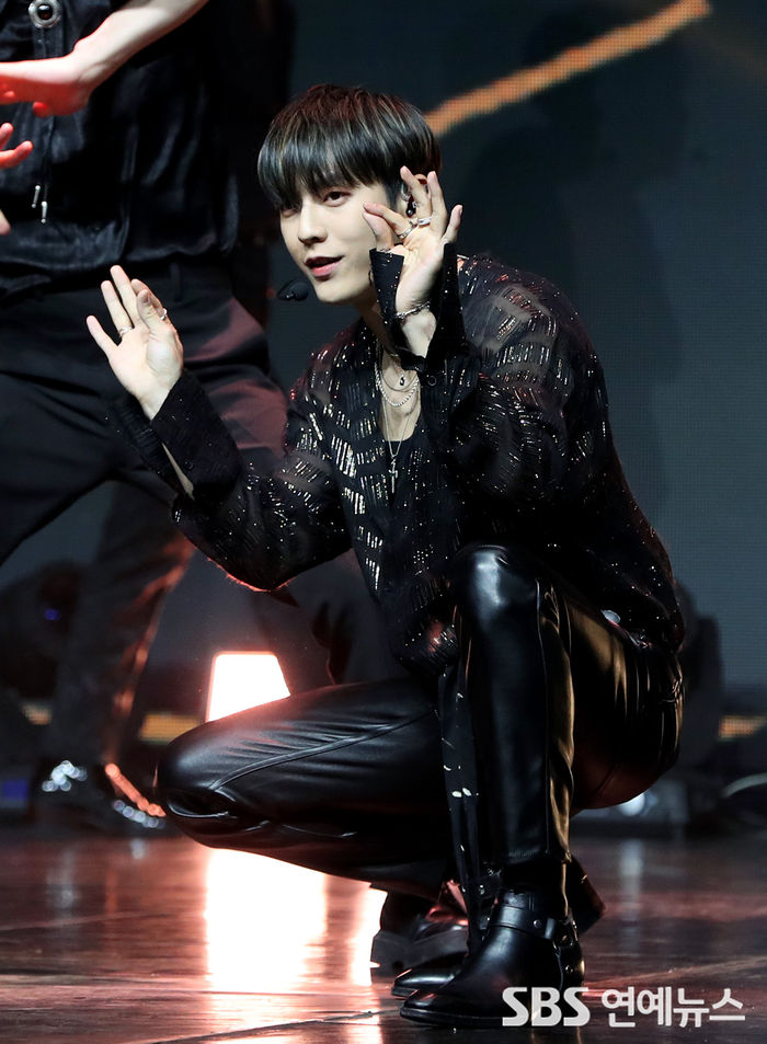 [Throwback] BTOB 4U's Minhyuk Flaunts Flawless Visuals at 'INSIDE' Showcase