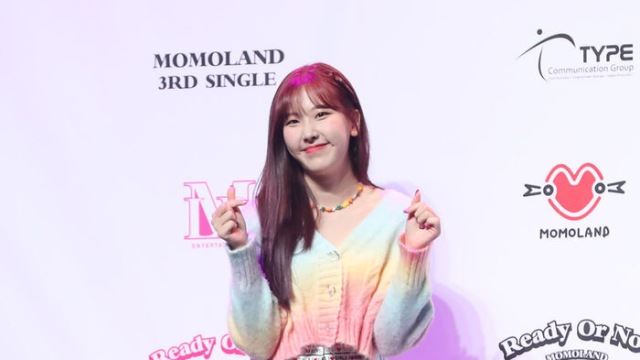 [Throwback] MOMOLAND's NAYUN Shows Off Her 'Cute Smile' at 'Ready or Not' Showcase