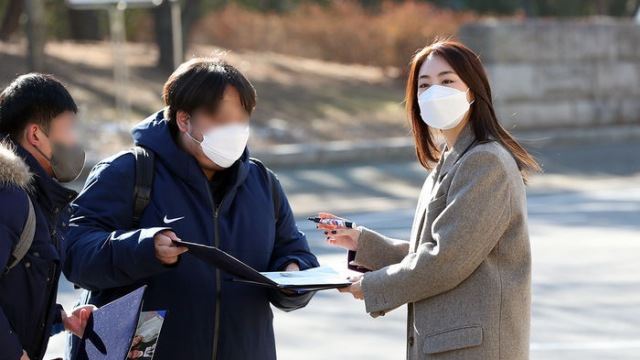 [E포토] 이연희, '사인 요청에 흔쾌히'