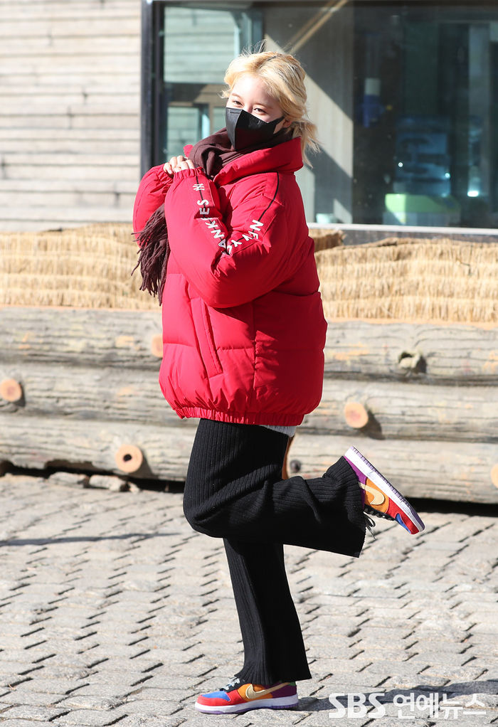 [Throwback] WJSN’s DAYOUNG Strikes a Cute Pose on Her Way to Work