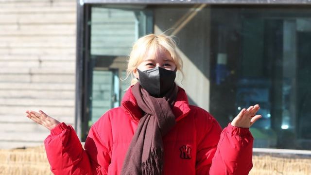 [Throwback] WJSN’s DAYOUNG Bundles Up in a Scarf Against the Cold