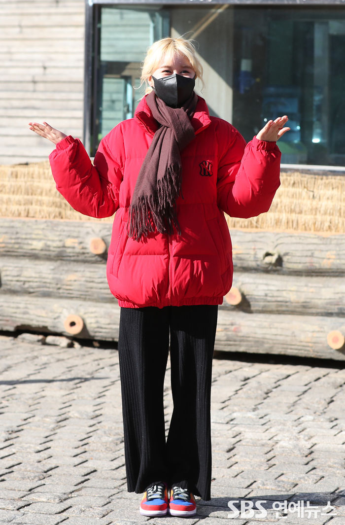 [Throwback] WJSN’s DAYOUNG Bundles Up in a Scarf Against the Cold