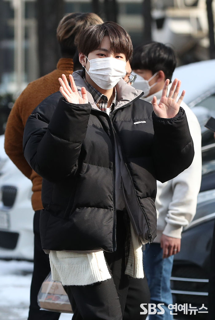 [Throwback] HA SUNGWOON Offers a Friendly Wave