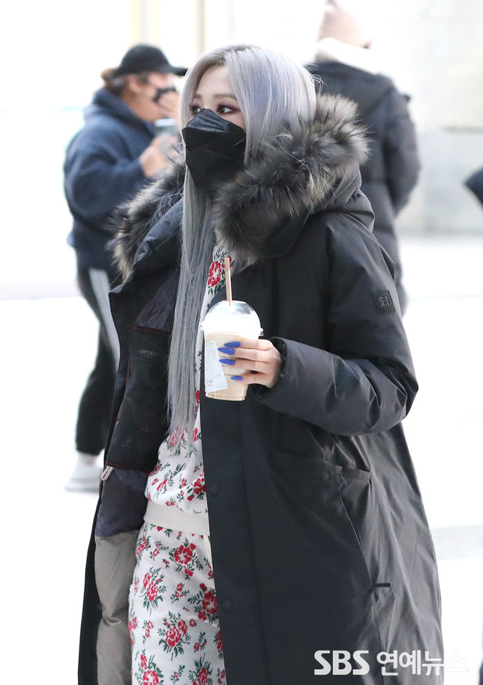 [Throwback] (G)I-DLE’s SOYEON Heads to Radio Appearance With Coffee in Hand