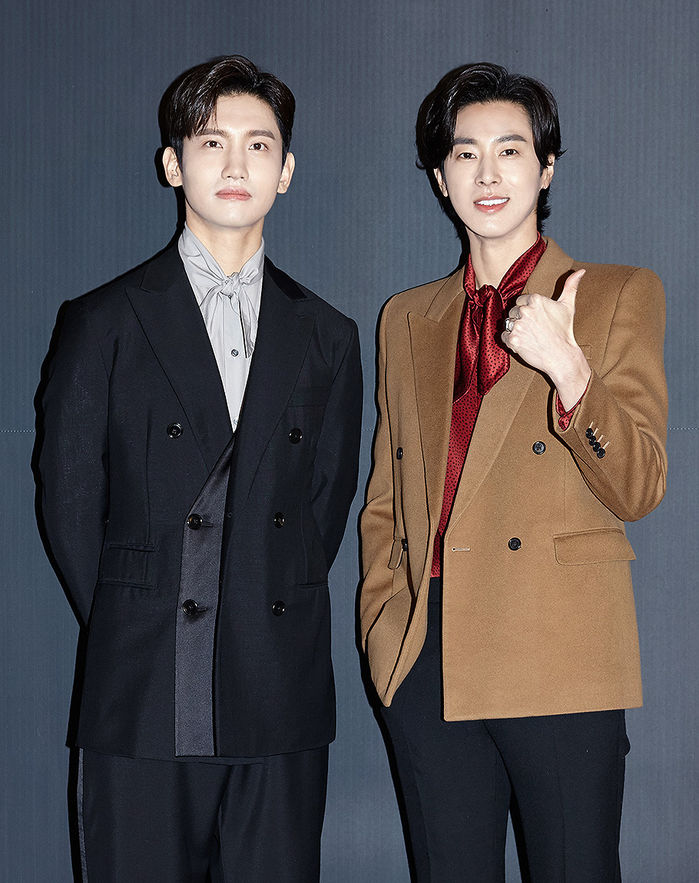 [Throwback] MAX CHANGMIN Shows Support for U-KNOW’s New Album