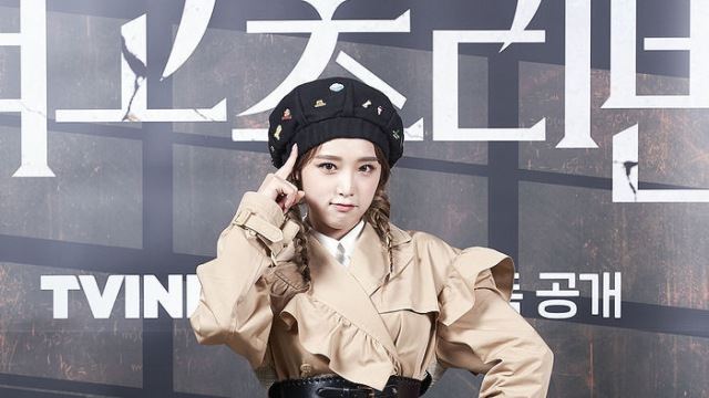 [Throwback] IZ*ONE’s CHOI YE NA Strikes a Cute Pose