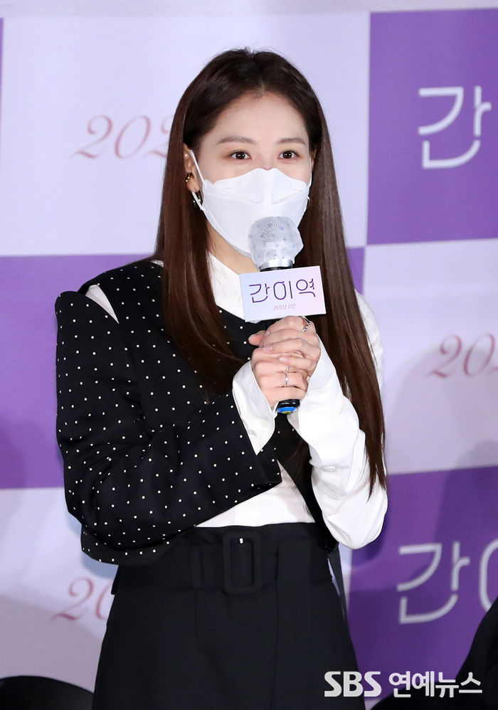 [Throwback] Kim Jaekyung Celebrates Her First Leading Role in a Film