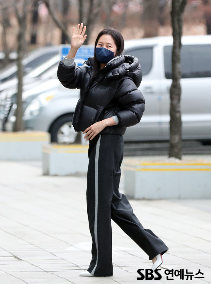 [Throwback] Moon So-ri Greets Fans With Elegant Wave on Her Way to Work