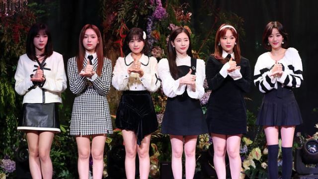 [Throwback] APRIL Strikes a Pose at VR Concert
