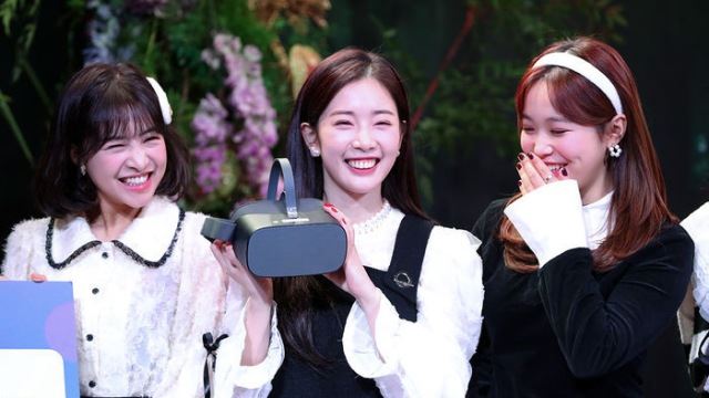 [Throwback] APRIL Members Pose for VR Concert