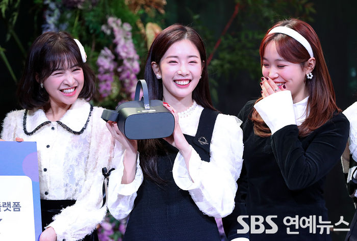 [Throwback] APRIL Members Pose for VR Concert