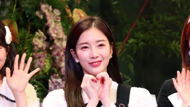 [Throwback] APRIL’s YUN CHAEKYUNG Strikes a Lovely Heart Pose