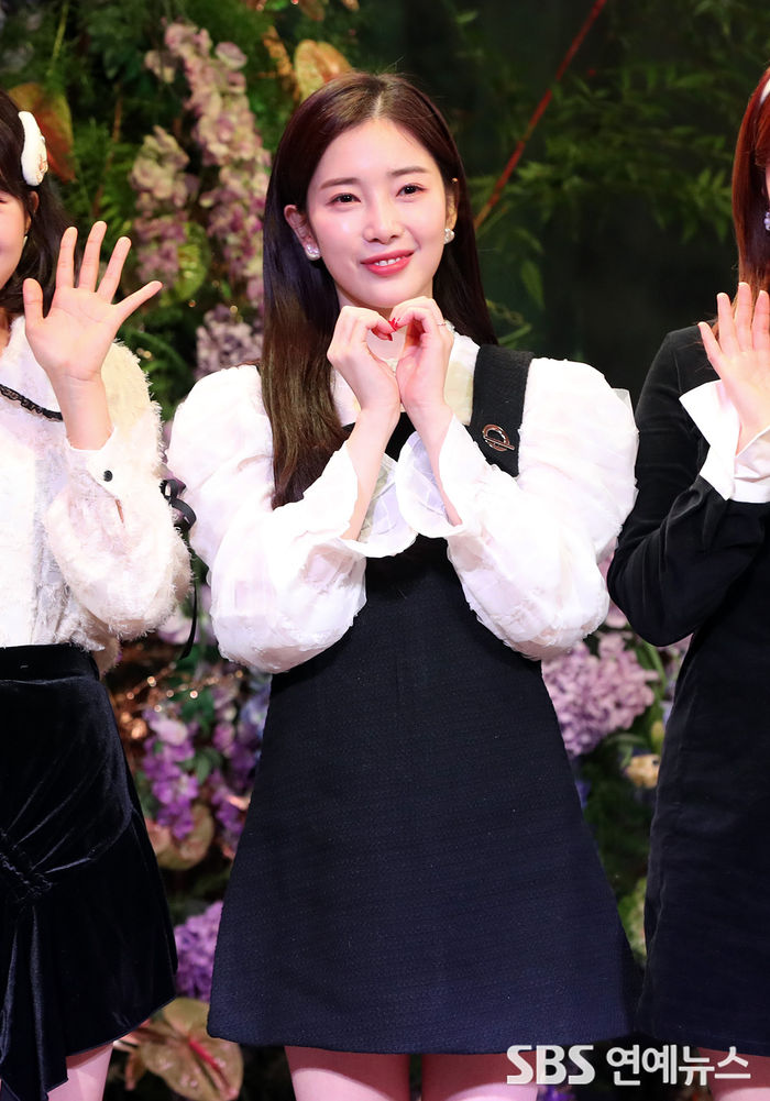 [Throwback] APRIL’s YUN CHAEKYUNG Strikes a Lovely Heart Pose
