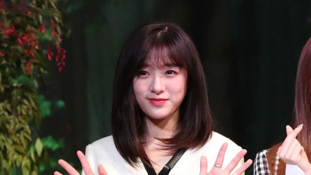 [Throwback] APRIL’s LEE JINSOL Shows Off Her Sparkling Gaze