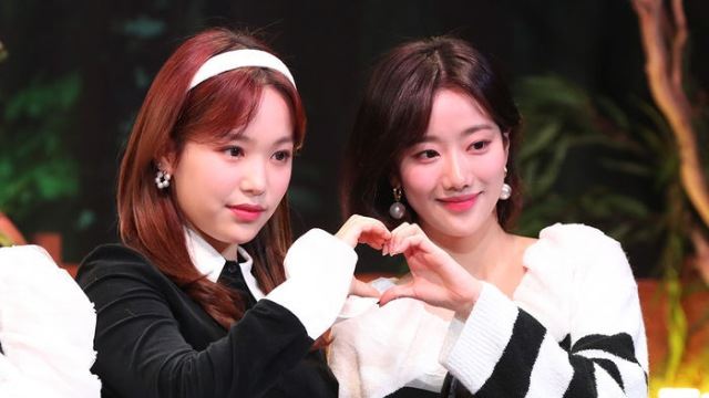 [Throwback] APRIL’s Rachel and Lee Na Eun Show Off Their Captivating Visuals