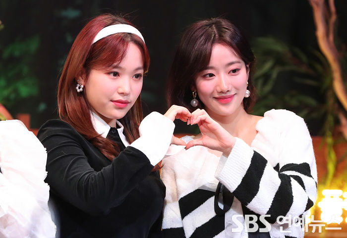 [Throwback] APRIL’s Rachel and Lee Na Eun Show Off Their Captivating Visuals