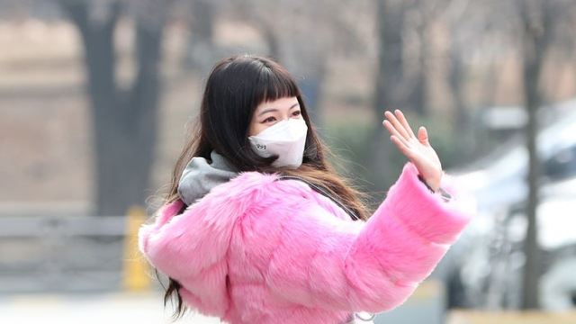 [Throwback] HyunA’s Heart-Fluttering Look Over Her Shoulder