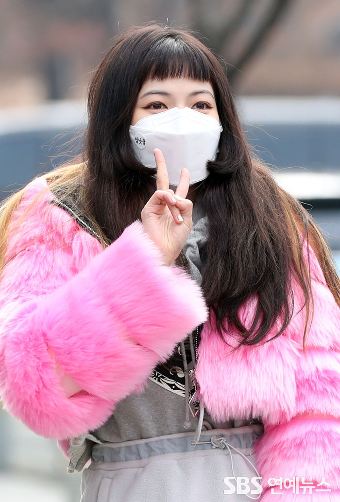 [Throwback] HyunA Strikes a Lovely V Pose