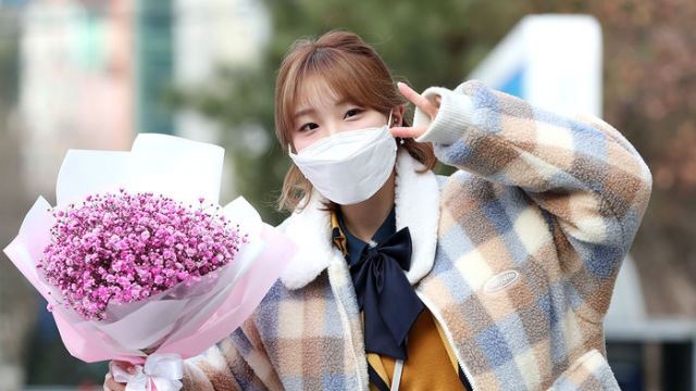 [Throwback] LOONA’s Lim Yeojin Celebrates Graduation With a Photo Op