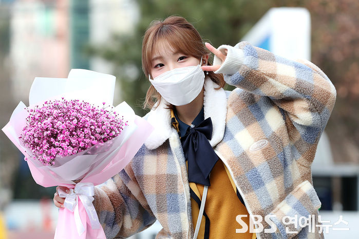 [Throwback] LOONA’s Lim Yeojin Celebrates Graduation With a Photo Op