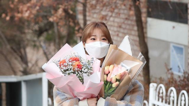 [Throwback] LOONA’s Lim Yeojin Attends High School Graduation