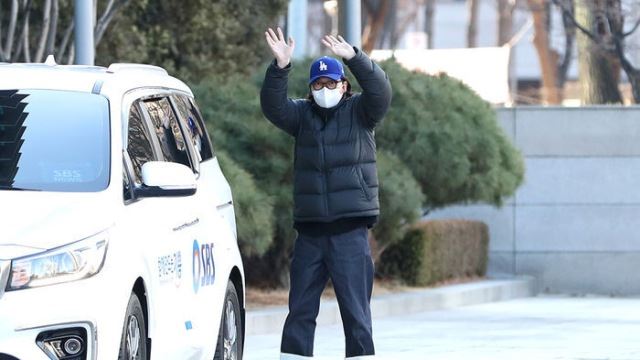 [Throwback] Lee Dong-hwi Waves Both Hands From Afar