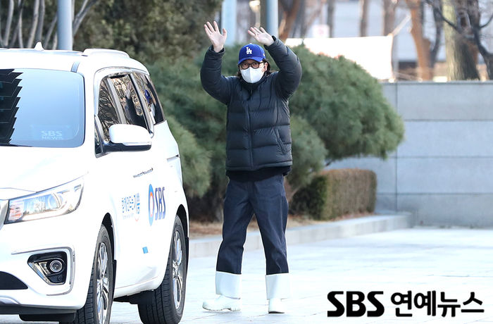 [Throwback] Lee Dong-hwi Waves Both Hands From Afar