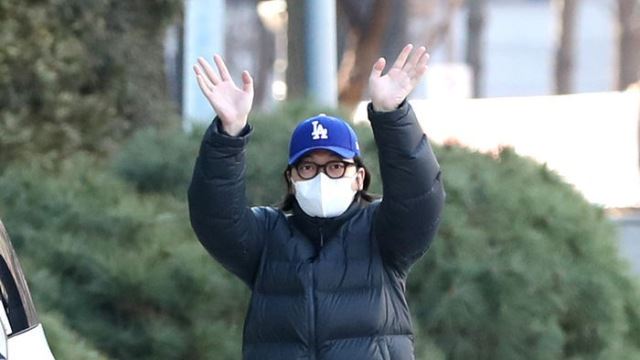 [Throwback] Lee Dong-hwi Waves With Both Hands at SBS PowerFM ‘Park Ha-sun’s CineTown’