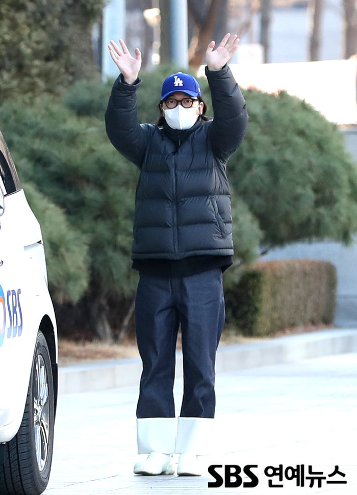 [Throwback] Lee Dong-hwi Waves With Both Hands at SBS PowerFM ‘Park Ha-sun’s CineTown’