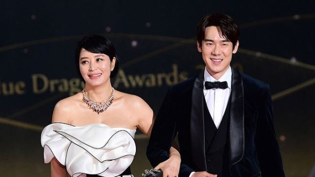 [Throwback] Kim Hye-soo And Yoo Yeon-seok Return As Blue Dragon Hosts For Third Year