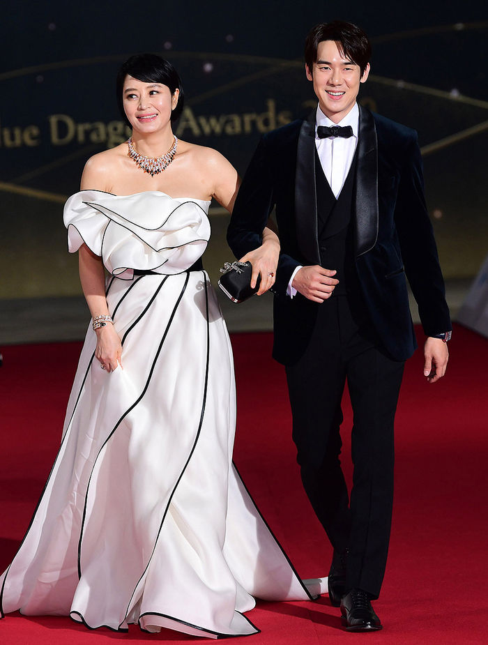 [Throwback] Kim Hye-soo And Yoo Yeon-seok Return As Blue Dragon Hosts For Third Year
