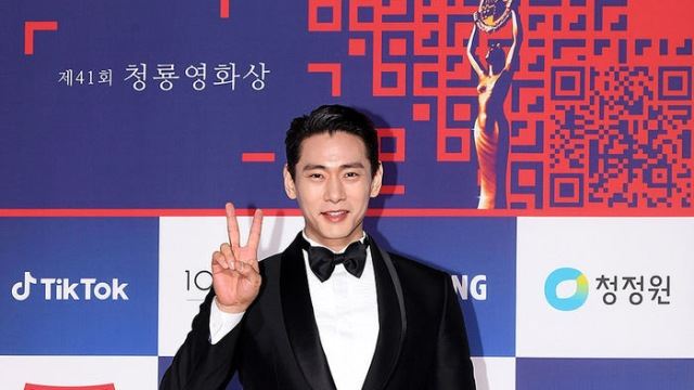 [Throwback] Teo Yoo Shines as Rookie of the Year at the 41st Blue Dragon Film Awards