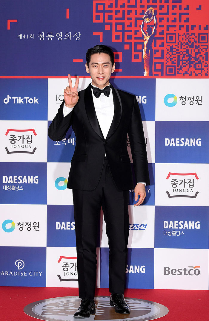 [Throwback] Teo Yoo Shines as Rookie of the Year at the 41st Blue Dragon Film Awards