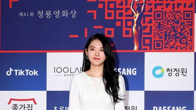 [Throwback] Kim So Hye Shines in Dazzling White at the 41st Blue Dragon Film Awards