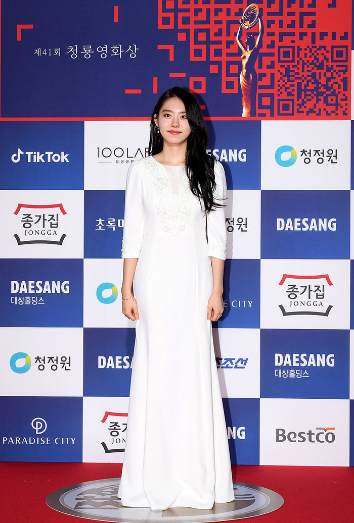 [Throwback] Kim So Hye Shines in Dazzling White at the 41st Blue Dragon Film Awards