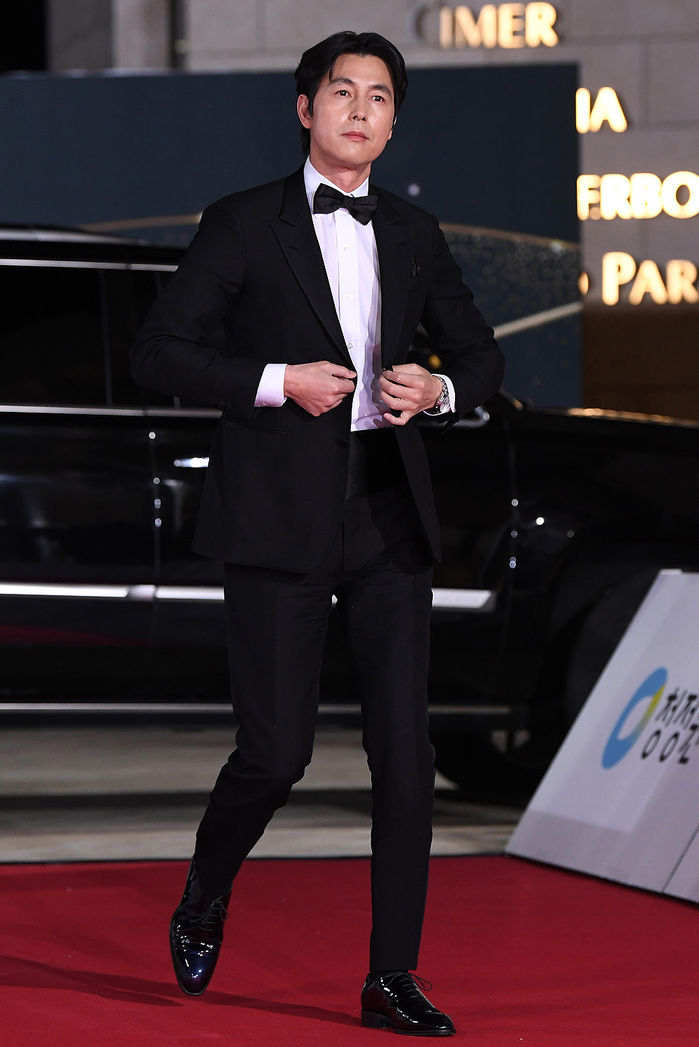 [Throwback] Jung Woo-sung Is Ever-Dashing on the Blue Dragon Red Carpet