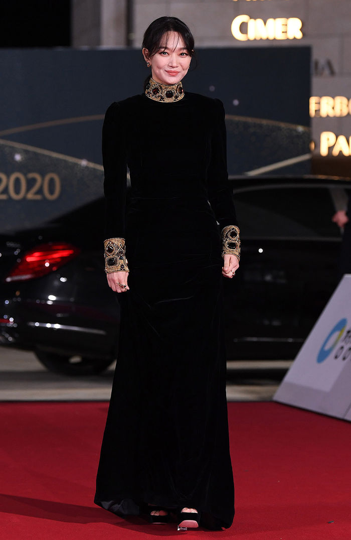 [Throwback] Shin Mina Stuns in an Elegant All-Black Look