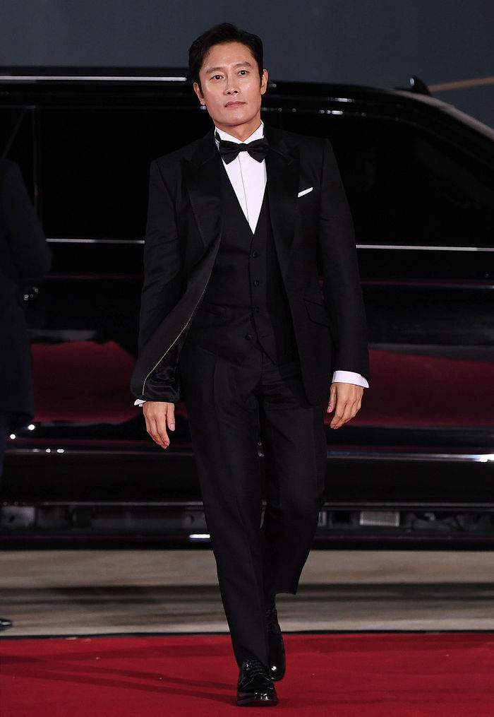 [Throwback] Lee Byung-hun Sets the Gold Standard in a Tux