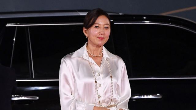 [Throwback] Kim Hee-ae Is a Timeless Red-Carpet Goddess
