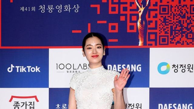 [Throwback] Lee Joo-young Shines in a Dazzling Dress
