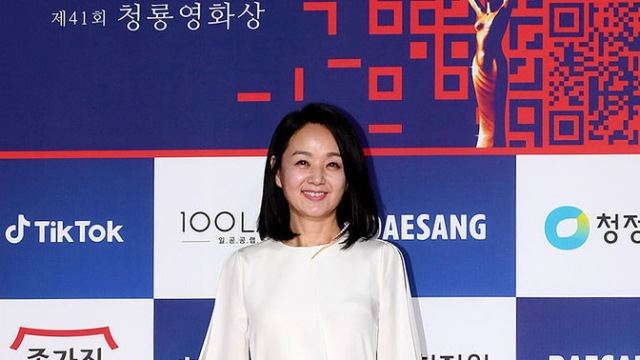 [Throwback] Bae Jong-ok Glows in All White at the 41st Blue Dragon Film Awards