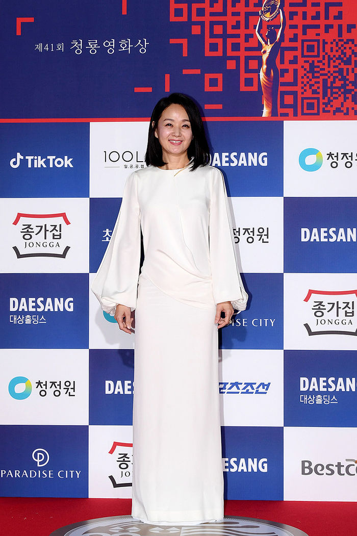 [Throwback] Bae Jong-ok Glows in All White at the 41st Blue Dragon Film Awards