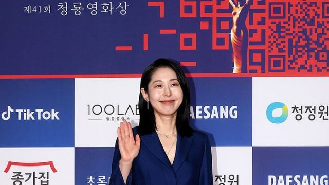 [Throwback] Kang Mal-geum Lights Up The 41st Blue Dragon Film Awards Red Carpet