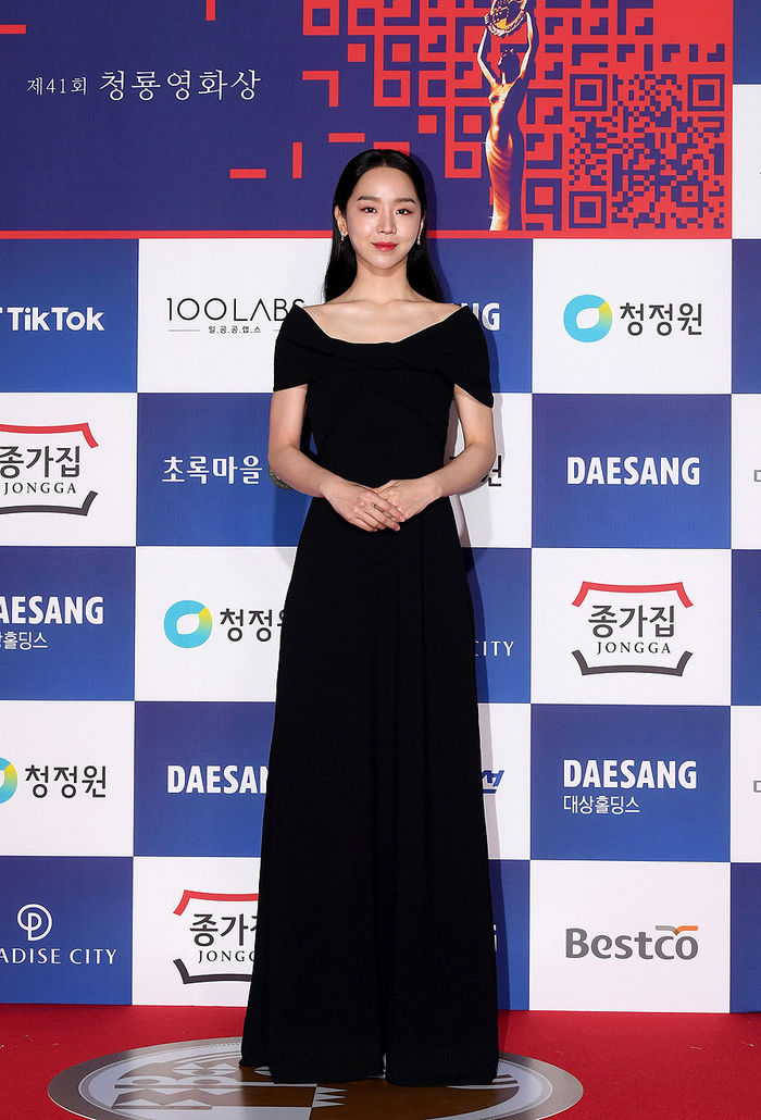 [Throwback] Shin Hye-sun Mesmerizes on the Blue Dragon Film Awards Red Carpet
