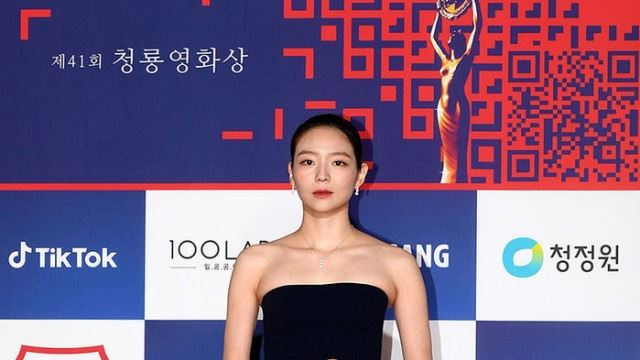 [Throwback] Esom Serves Sexy Off-Shoulder Glam on the 41st Blue Dragon Film Awards Red Carpet